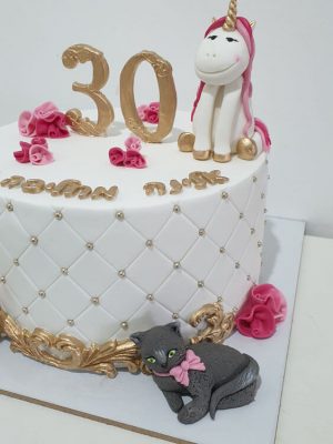 אלינה אוהבת חדי קרן